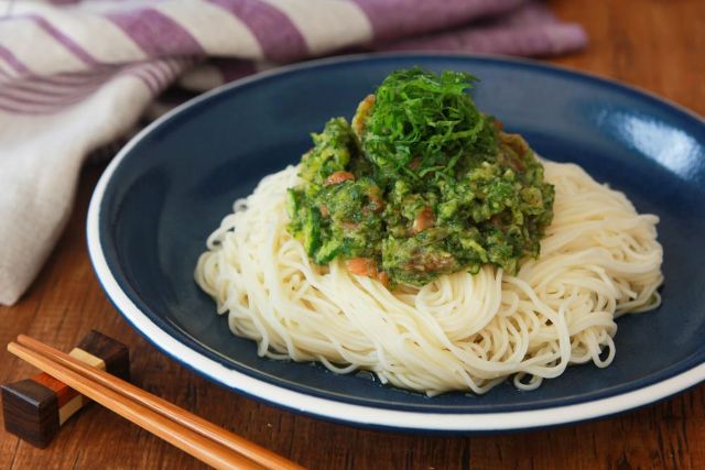 おろしキュウリのたれで食べる「薬味たっぷり さっぱりそうめん」