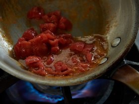・トマトの水分がとろりとするくらい煮詰まったらOK。火を止めて、スパゲッティの茹であがりまで待機。