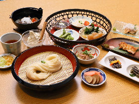 13品3500円で贅沢ざんまい!稲庭うどんで〆るコースが最強コスパ、神田の郷土料理店『最上 楽農園』