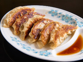 オイスター香る激ウマ「餃子」にマニア絶賛! センベロなのにクオリティが高すぎる、立ち飲み中華『盛苑』