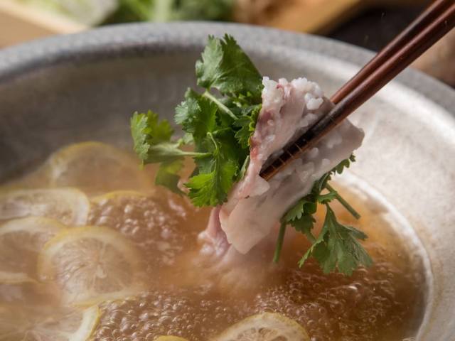 1. パクチーの香りとレモンの酸味が食欲をそそる ビタミンたっぷりのヘルシー鍋