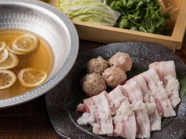 1. パクチーの香りとレモンの酸味が食欲をそそる ビタミンたっぷりのヘルシー鍋