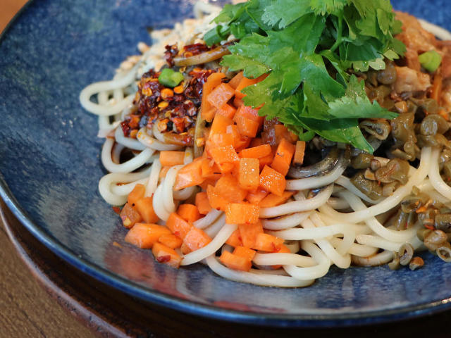 中国5大麺のひとつ「レッカン麺」は、黒ゴマたっぷりでやみつきのおいしさ