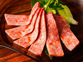 極上「牛肉」を「飲めるタレ」につけて食べる、最強の焼肉店を発見した！ 店の名は…