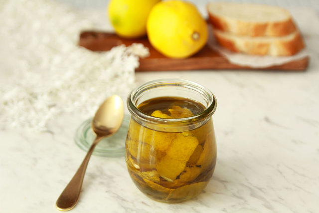 爽やかなレモンの風味を食卓に！ 基本の「レモンオイル」の作り方