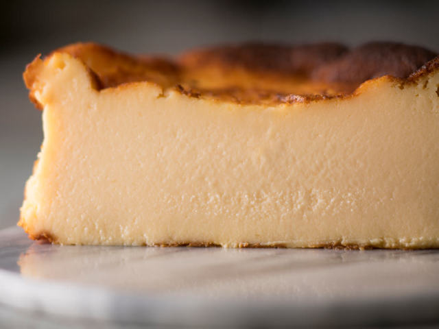 美食の街で愛され続けるバスクチーズケーキの味とは？