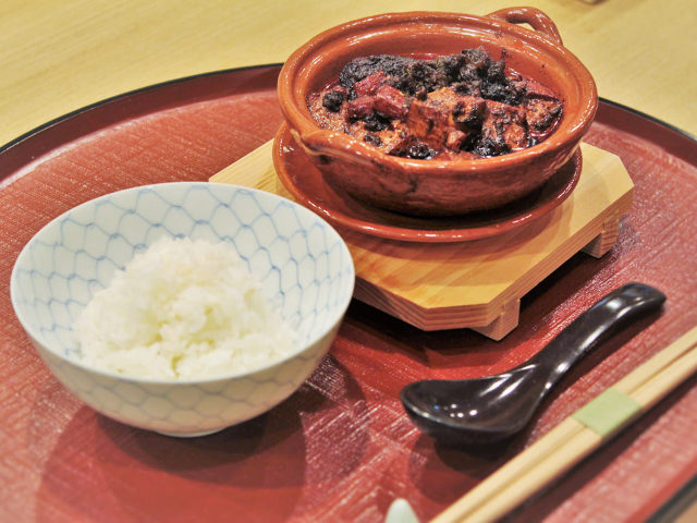 【2】注目のグルメスポット「新宿・荒木町」の名店！ 牛筋たっぷりの土鍋入り麻婆豆腐が逸品『の弥七』