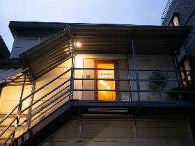 【看板のない隠れ家】プレハブ小屋の扉の奥に、洗練されたビストロ空間!中目黒『nou』は大人の秘密基地