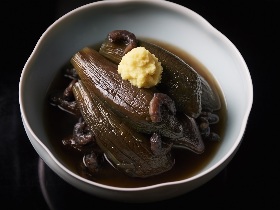 とろけるほどにやわらかい「なすの丸炊き」が絶品! キンキンに冷やして食べたい夏のおつまみレシピ