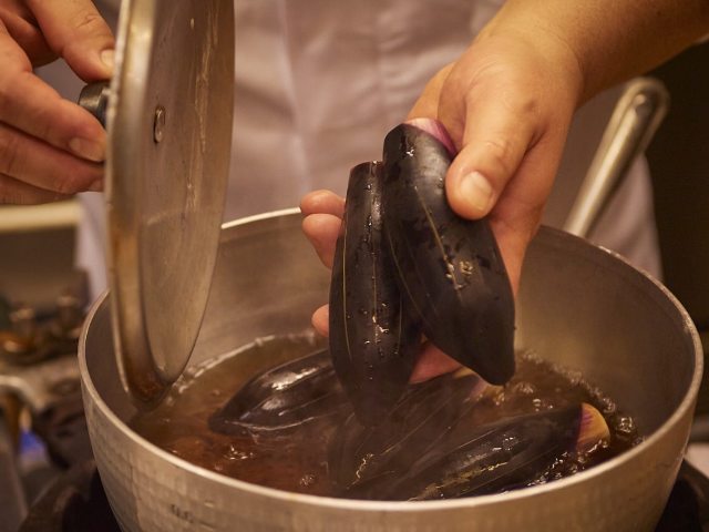 とろけるほどにやわらかい。夏にぴったり「なすの丸炊き」のレシピの画像