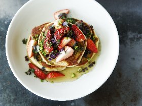 『bills 横浜赤レンガ倉庫』に春色パンケーキが登場！海外で話題の”マイクログリーン”をトッピング