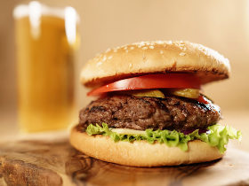 肉汁あふれるハンバーガーとクラフトビールは最強コンビ! 都内で「バーガー&ビアが楽しめる店」まとめ