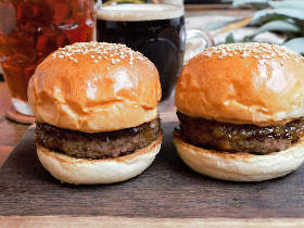今どきハンバーガーは大型より小型がウケる?代々木上原で見つけたプレミアム【ミニバーガー】が人気の理由