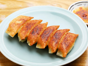 浅草を代表する「握りたて餃子」がこれだ! 江戸っ子3代目当主が握る、ウマすぎる餃子の老舗