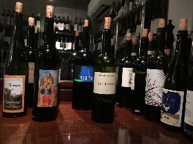 グラス1杯から軽食まで、しかもワインを買って帰れる。ヴィネリアでワインともっと親しくなろう