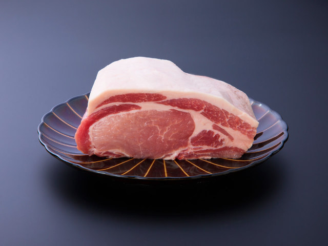 養豚家と開発した「甘熟豚　南国スイート」。熟成された豚の肉と脂が甘い