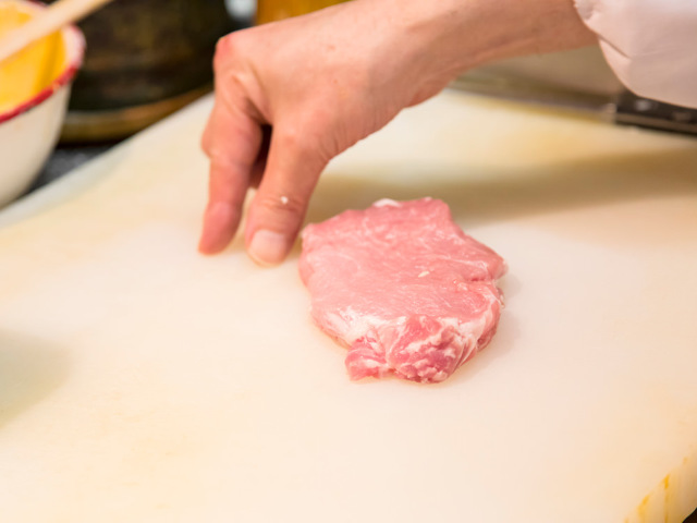 名物「カツレツ」は西洋料理をヒントに、豚肉を天ぷら式に揚げたのがはじまり