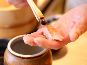 本格鮨が「1万円以下」で楽しめる! キャリア25年以上の職人技を気軽に味わう『上野 榮(さかえ)』