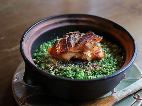 ツヤツヤご飯にたっぷりネギと炙った鮭ハラス! 〆までうますぎる居酒屋・広尾『居間 -ima-』