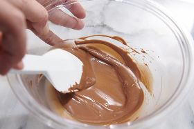 ・溶け残った小さなチョコレートの塊は、もうレンジにはかけずに、溶けたチョコレートの余熱で溶かす。
