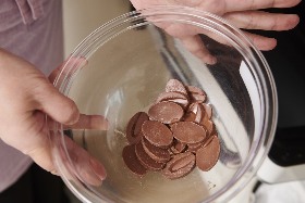 ・均等に熱が加わるよう、ボウルの縁を数回叩き、まだ溶けていないチョコレートを溶けやすい中央へ移動させる。<br>・チョコレートが焦げたり固まらなくなるのを防ぐため、まず30秒だけ電子レンジにかける。