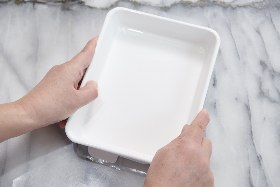 ・上面を平らにするため、型の上にバット等をのせる。