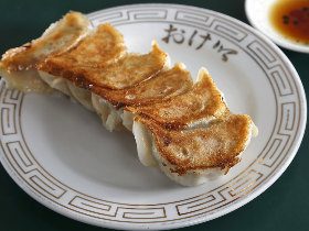 建築士の愛が育てた「究極の餃子」!? 創業65年、未だ進化を続ける飯田橋『おけ以』
