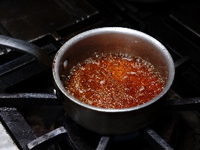 ③ 中~強火で煮詰める。水分が半分くらいになったら火をとめ、容器に移して冷ましておく。