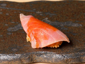 熟成魚のプロフェッショナルが「熟成鮨」を探求! 東京・広尾の看板のない鮨店『熟成鮨 万』