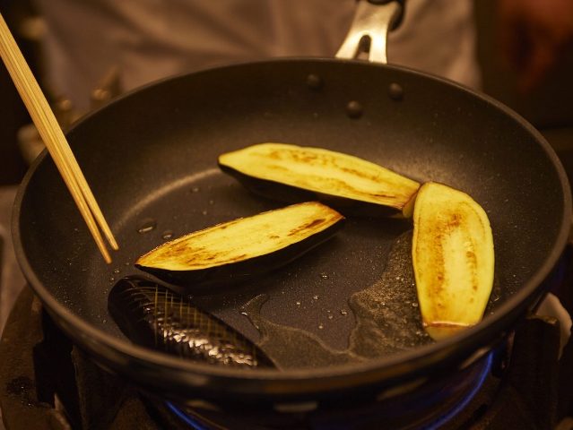 【その1】180℃の油で揚げ焼きし、七割方火を通す