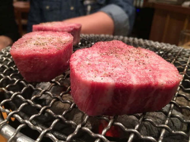 目黒 不動前にある 焼肉しみず で 厚さ約３ｃｍの黒毛和牛タンの旨さにふるえる Dressing ドレッシング