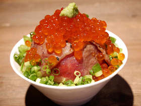 和牛の炙り&こぼれるいくら丼が990円!A4黒毛和牛がリーズナブルに楽しめる『牛8』が肉の天国だった