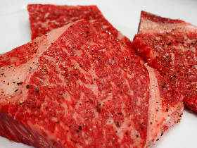 【肉好き必見】牛肉の目利きが伝授!ほんの一手間で自宅ステーキが超おいしくなるコツ