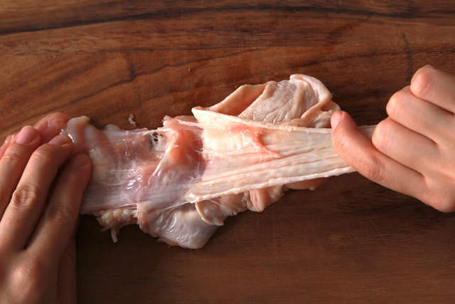 point5. ホワイトソースに余計な脂が入らないよう、具材の鶏もも肉は脂部分を取り除く