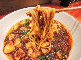 この辛さはクセになる! 看板「麻婆麺」が大人気のラーメン店が銀座にオープン