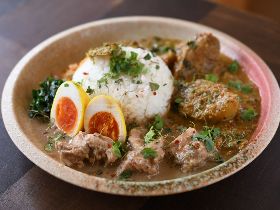 カレー大国を歴訪した店主が、日本人ならではの解釈で「カレーの新ジャンル」を確立!