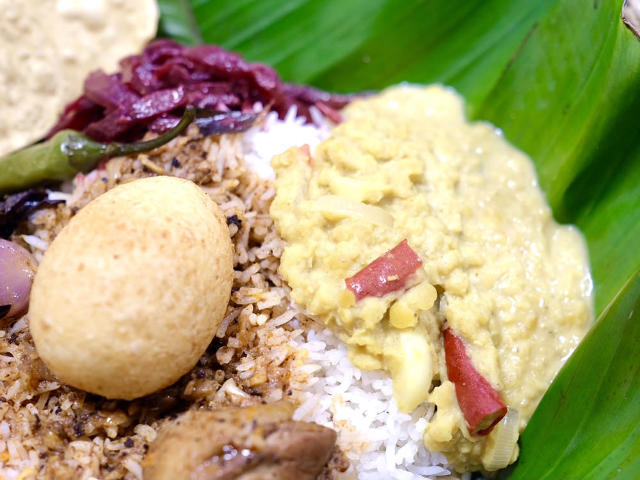 スリランカ直輸入スパイスで作るカレーと、香ばしいバナナリーフが南国へと誘う
