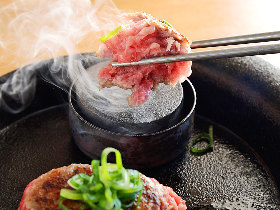 肉のうまみがジュワー! 自分で肉を焼くスタイルが楽しい、福岡の人気ハンバーグ店『極味や』が大阪に進出