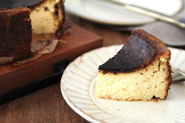 真っ黒に焼くのがポイント 甘いのにほろ苦い スペイン発祥 バスク風チーズケーキ の簡単レシピ Dressing ドレッシング