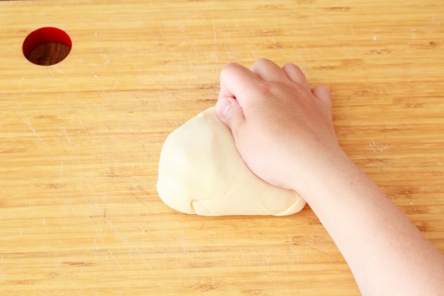 【point2】焼き餃子の生地は熱湯で、水餃子の生地は水でこねる