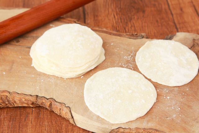 4つの材料でできる「餃子の皮」の作り方