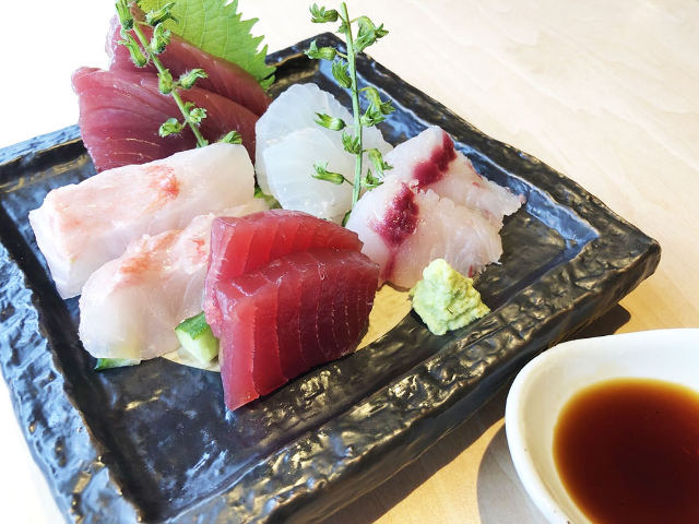 看板メニューは、料理人から絶大な支持を得る『サスエ前田魚店』直送の魚料理