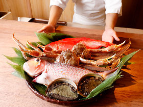 予約殺到の予感しかない! 名日本料理店『石かわ』の技で“鮨割烹”を表現する神楽坂『波濤(はとう)』