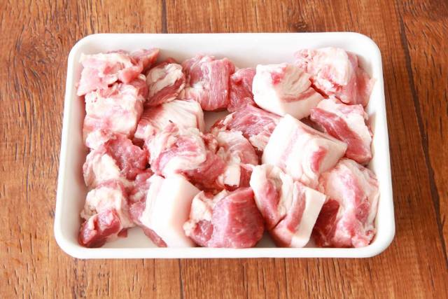【point1】肉は「豚肩ロースブロック肉」をカットして使用