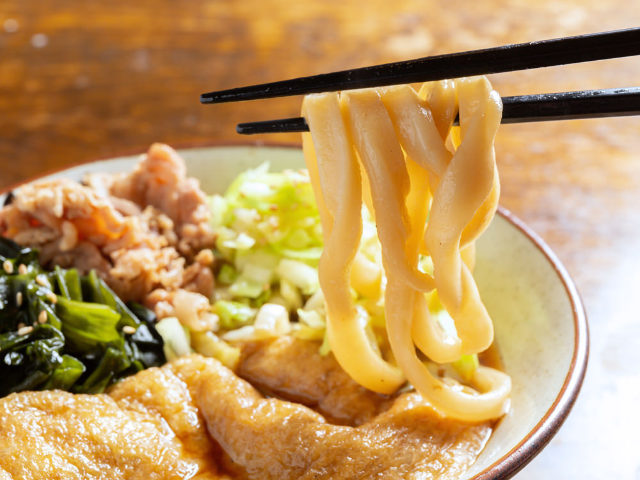 もっちり 太い うどん がウマすぎ 山梨郷土の 吉田うどん が東京進出 吉田のうどん 月見里 Dressing ドレッシング