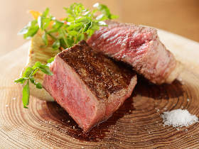 ほとばしる肉汁がたまらない! 極厚の「薪焼きサーロイン」が激的においしい神戸で話題の『レグノ』