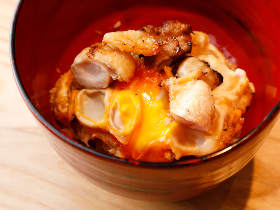 究極の地鶏で作る「おやこまご丼」が濃厚、超うまい! 養鶏も手掛ける六本木の焼鳥店『焼鶏 ひらこ』
