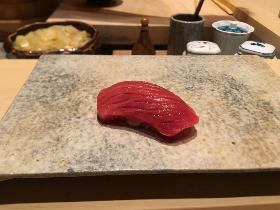 「江戸前」の原点に根ざした鮨の本流。惜しみない手間とホスピタリティが出会う至福