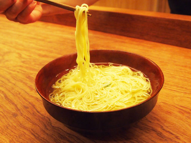 営業時間わずか2時間半 ウマすぎて売り切れ御免の具のないラーメン 澄まし麺 とは Dressing ドレッシング