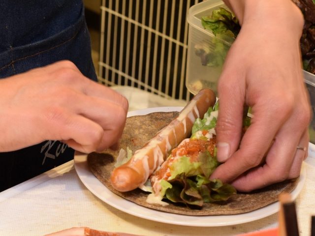 14時まで待てない！ 「ガレットパン」を使ったホットドッグのむっちり感が幸せすぎる